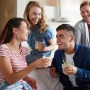 5 Tanda yang Menunjukkan Teman Kamu Naksir Pacarmu, Awas Direbut!