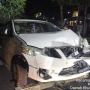 Brak! Minibus Tabrak Enam Motor dan Tiang Lampu Merah hingga Roboh di Jalan Fatmawati Jaksel