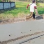 Viral Detik-detik Pemotor Dikejar Pekerja Proyek Gara-gara Nekat Terobos Jalan Cor yang Masih Basah