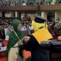 Mengharukan, Momen Ibu di Riau Diwisuda Gantikan Anak yang Meninggal