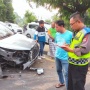 Tiba-tiba Oleng, Mobil Innova Tabrak Pot Tanaman Kota di Sleman