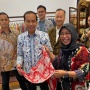 Presiden Jokowi Terpikat Batik Produksi Nasabah PNM di GBN 2023