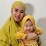 8 Anak Artis Belajar Berhijab Sejak Bayi Lucu dan Menggemaskan