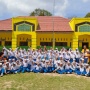 Pemasangan Rak Buku untuk Pojok Baca di Sekolah MI Legok Jambi