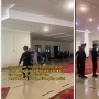 Geger Polisi Terobos Masjid Pakai Sepatu demi Bubarkan Massa Demo, Sajadah sampai Acak-acakan