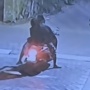 Tertangkap CCTV, Warga Sebar Uang di Jalan Tengah Malam, Warganet Ketar-ketir: Cari Tumbal?