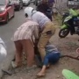 Wanita Diduga Pelakor Diamuk Ibu-Anak di Pinggir Jalan Kampar, Pria Berseragam PNS Melindungi