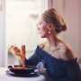 Food Vlogger Indonesia Ribut, 5 Reviewer Makanan Paling Terkenal di Dunia Sudah Ukir Sejarah Kuliner