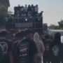Viral Pemobil Tahan Kaca Mobil Pakai Tangan, Diduga Takut Pecah Gara-gara Karnaval Sound System