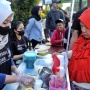 Bantu Promosi, Crivisaya Ganjar Borong Produk UMKM dan Bagikan ke Warga di Kota Palembang