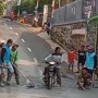 Viral Pria Santai Terobos Jalanan Dicor: Nih Orang Waras Gak Yah?