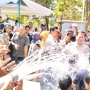 Moment Lucu Ketika Menhan Prabowo Subianto Basah-basahan Main Air Bersama Belasan Anak di Gunungkidul