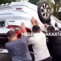 Mobil Tabrak Ojol dan Pagar Hotel hingga Terguling, Sopir Diduga WNA Kabur Lagi Dicari Polisi