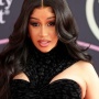 Untung Banget! Mikrofon Cardi B yang Dilempar ke Penonton Terjual Rp1,5 M