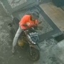 Aksi Pria Berjaket Ojol Curi 2 Tabung Gas LPG 3 Kg di Malang Terekam CCTV