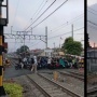Kereta Api Dipaksa Berhenti Gegara Pengendara Motor Menerobos Palang, Perlu Aturan Baru?