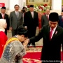 Lucunya Presiden Jokowi Dibuat Salah Tingkah Saat Beri Penghargaan Untuk Ibu Iriana: Bikin Senyum-senyum Sendiri