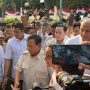 Naik Alphard, Prabowo Datangi Peresmian Rumah Relawan di Menteng