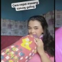 Cara Cepat Pasang Sarung Guling Ala Wanita Ini Malah Persulit Diri Sendiri