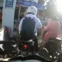 Momen Kocak Ibu Ini Terobos Antrean di SPBU Bikin Ngakak: Saya Dulu!