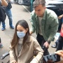 Datang Bersama, Rendy Kjaernett Dorong Kursi Roda Lady Nayoan Menuju Ruang Sidang