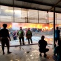 Hingga Malam Hari, Petugas Masih Berjibaku Padamkan Kebakaran Gudang Kain di Desa Manang Sukoharjo
