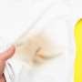 3 Cara Mengatasi Noda Kuning pada Ketiak Baju, Pernah Mengalaminya?