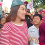 Lucunya Ayu Ting Ting Bela-belain Pakai Topi Besek Nasi Demi Ikut Lomba 17an