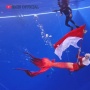 Pakai Kostum Mermaid, Intip 10 Potret Ria Ricis Kibarkan Bendera Merah Putih di Dalam Air