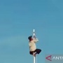 Tali Putus, Ketua RT di Kukar Panjat Tiang Bendera Saat Upacara HUT Kemerdekaan