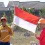 Keren Tenan Lur! Berbekal Peralatan Sederhana, Puluhan Buruh Bangunan Gelar Upacara Bendera di Karanganyar
