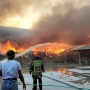 Foto-foto Kebakaran Gudang Kain di Desa Manang Sukoharjo: Asap Membumbung, Truk Ikut Terbakar