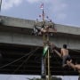 Meriahkan HUT Kemerdekaan ke-78 RI, Pegadaian Gelar Panjat Pinang Emas di Aliran Kalimalang