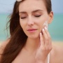 Jadi Skincare Wajib Sehari-Hari, Musim Hujan Perlu Pakai Sunscreen Enggak Sih?