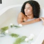 5 Risiko Berhubungan Seks Sambil Mandi, Benarkah Bisa Buat Pasangan Hamil?