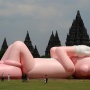 Patung Raksasa KAWS Mejeng di Candi Prambanan