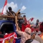 Gak Ada Akhlak, Emak-emak Nekat Ambil Singkong dari Mobil Karnaval