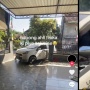 Pengendara Bingung Parkir Mobil ke Garasi, Endingnya Malah Repot Sendiri