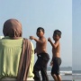 Viral Pasangan Lagi Pacaran di Pantai, Gagal Romantis karena Panik Selamatkan Bocah Terseret Ombak: Bikin Trauma