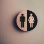 Dokter Peringatkan: Hentikan Kebiasaan Main HP di Toilet, Bahayanya Nggak Main-main!