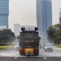 Polisi Semprot Jalanan Jakarta Untuk Kurangi Polusi Udara, Netizen: Terinspirasi Bapak-Bapak Nyiram Pakai Comberan