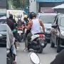 Jalanan Lagi Macet, Aksi Bule Angkat Barbel Ini Bikin Heran Warganet