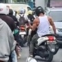 Bule Angkat Barbel di Tengah Macet Viral, Warganet Heran