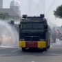 Viral Polisi Kurangi Polusi Pakai Water Cannon, Warganet Geleng-geleng: Teori Darimana?