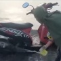 Viral Emak-emak Cuci Motor Pakai Air Laut, Netizen: Siap-Siap Jualan Besi Bekas