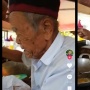 Kisah Kakek Usia 100 Tahun Jualan Lumpia di Pinggir Jalan