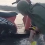 Viral Emak-emak Cuci Motor di Laut, Warganet Ngelus Dada: Jangan Dikasih Tahu Bang!