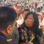Emak-emak Nekat Lempar Sandal ke Jokowi: Kasihan Rakyat Minta Keadilan Sampai Seperti Itu