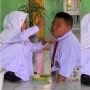 Siswi SD Bantu Suapi Temannya yang Berkebutuhan Khusus, Parenting Orangtunya Dipuji Netizen