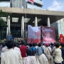 Pajang Baliho Besar Berwajah Buronan Harun Masiku, Massa Pendemo: Ayo KPK Kerja!